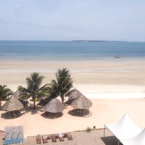 strand med hytter tanzania rejsogoplev