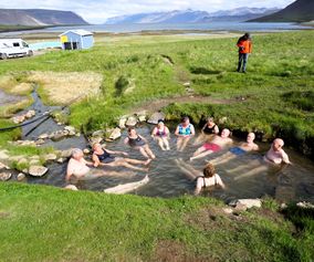 bad i varm kilde Island med rejs og oplev