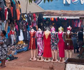 Marked i Uganda smukke kjoler