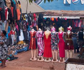 Marked i Uganda smukke kjoler